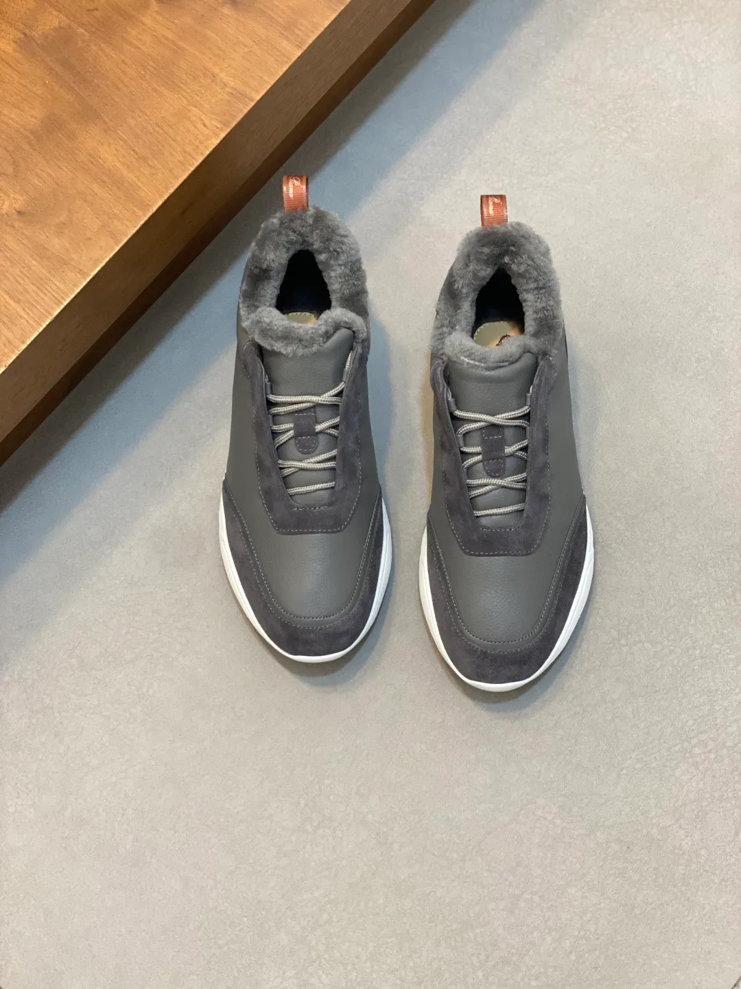 Men's shoes 💰840 Winter LoroPiana WeekendWalk men's wool warm sneakers! Specially designed wool warm shoes for men! This WeekEndWalkEvo casual shoe reinterprets the WeekEnd casual shoe with a design that combines the characteristics of running shoes and walking shoes. An improved version of the classic shoe style in the autumn/winter series, the shoe body is made of fleece cotton blend with a slight elasticity to ensure that the upper part of the shoe is covered and fitted. The narrow silhouette in the middle and the warmth of the integrated fur lining make the shoes comfortable and practical to wear. The shoe details, combined with the lightweight rubber sole with ridged edges, add a sporty feel to the shoe. Kummel rubber sole with stitching and ultra-light technical material sole: This design structure helps distribute weight properly and improve shock absorption. Raised edges on the sole ensure traction and stability during walking. Body: 97% cotton, 3% spandex lining. Wool sole rubber! Size: 39/40/41/42/43/44 (45.46 customized) standard leather shoe size original box package